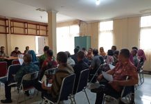 Rapat Monitoring, Evaluasi dan Pelaporan Perizinan yang dihadiri oleh Plt. Kepala Dinas Penanaman Modal dan tamu undangan