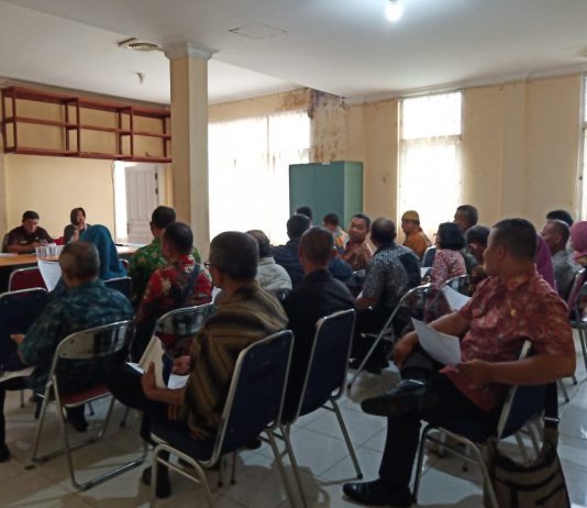 Rapat Monitoring, Evaluasi dan Pelaporan Perizinan yang dihadiri oleh Plt. Kepala Dinas Penanaman Modal dan tamu undangan