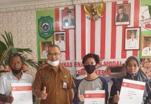 Kadis PMTK Serahkan Izin Usaha