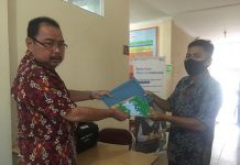 Penyerahan Brosur Layanan Perizinan DPMTK